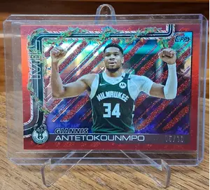 2025-26 Topps Holiday Red Metallic Glitter #H43 Giannis Antetokounmpo (05/10)