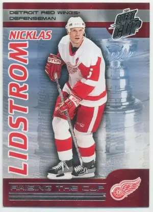 2003-04 PACIFIC QUEST FOR THE CUP - NICKLAS LIDSTROM #9 RAISING THE CUP⚠️