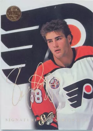 1993-94 LEAF - ERIC LINDROS #10 STUDIO SIGNATURE